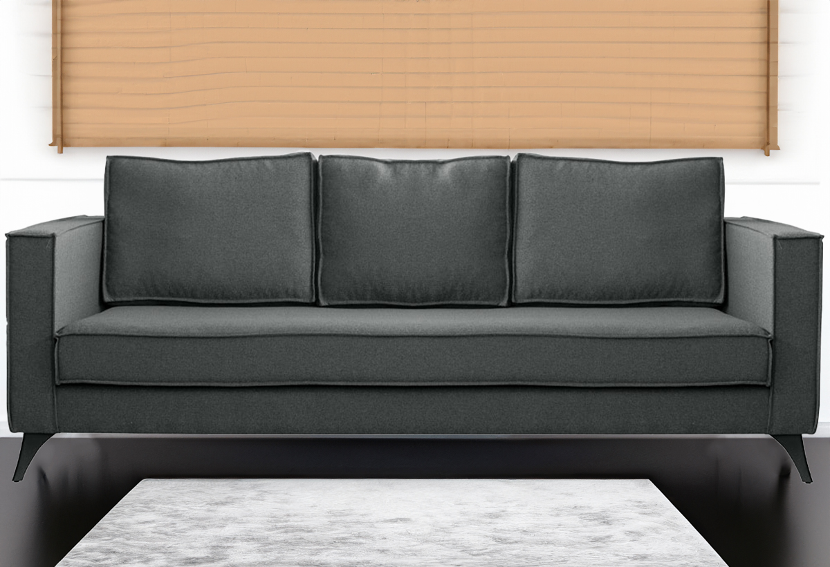 Απεικονίζεται ο γκρι σκούρο καναπές τοποθετημένος σε σαλόνι ενώ μπροστά υπάρχει μία μοκέτα.